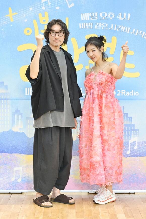 윤성현 PD(왼쪽)와 이본이 30일 오후 2시 서울 영등포구 KBS에서 진행된 KBS 2라디오 이본의 라라랜드 제작발표회에 참석했다. /KBS