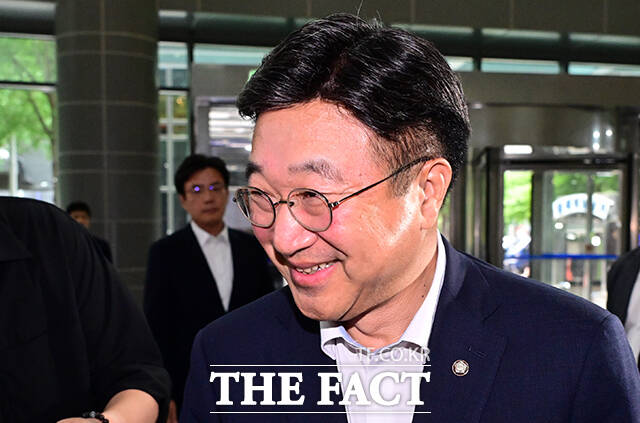 윤호중 행정안전부 장관 후보자가 30일 오전 서울 종로구 새문안로 광화문플래티넘빌딩에 마련된 인사청문 준비 사무실로 첫 출근해 미소를 짓고 있다. /임영무 기자