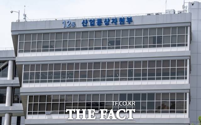 산업통상자원부 무역위원회는 지난 26일 중국산 스테인리스스틸 후판이 국내 시장에 덤핑으로 수입돼 실질적인 피해를 유발했다고 최종 판정하고, 해당 제품에 21.62%의 반덤핑 관세를 향후 5년간 부과할 것을 기획재정부 장관에게 건의했다. /더팩트 DB