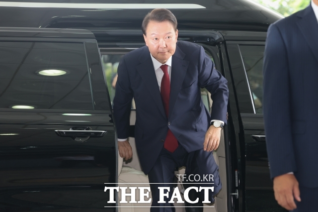 윤석열 전 대통령이 28일 오전 내란특검 조사를 받기 위해 서울 서초구 서울고등검찰청에 출석하고 있다. /임영무 기자