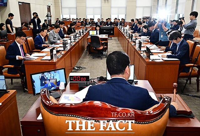 신정훈 행안위원장이 30일 오전 서울 여의도 국회에서 열린 행정안전위원회 전체회의에 참석해 안건을 상정하고 있다. /국회=배정한 기자