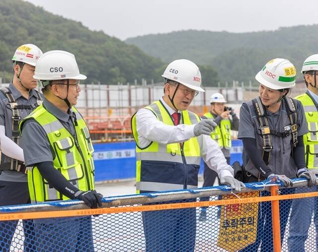 HDC현대산업개발은 지속적인 장맛비 예보가 이어짐에 따라 본격적인 여름철 장마로 인한 피해와 혹서기 근로자들의 온열질환 예방을 위해 경영진 현장 안전 점검을 진행했다. 사진 왼쪽부터 조태제 HDC현대산업개발 CSO, 정경구 HDC현대산업개발 대표이사. /HDC현대산업개발