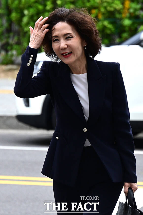 이진숙 사회부총리 겸 교육부 장관 후보자가 30일 오전 서울 여의도 한국교육시설안전원에 마련된 인사청문회 준비 사무실로 출근하고 있다. /남윤호 기자