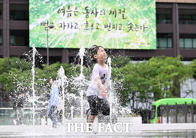 서울 전역에 올해 첫 폭염주의보가 발효된 30일 서울 종로구 광화문광장 바닥분수를 찾은 어린이가 물놀이를 즐기며 더위를 식히고 있다. /박헌우 기자