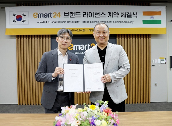 이마트24가 30일 서울 성동구 이마트24 본사에서 이마트24 최진일 대표(사진 왼쪽), 인도 시장 1세대 한인 사업가 피터 정(Jung Brothers Hospitality CEO)대표가 인도 진출을 위한 브랜드 라이선스 계약을 체결 후 기념 촬영을 하고 있다. /이마트24