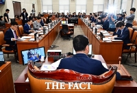  추경안 상정하는 행정안전위원회 [TF사진관]
