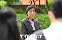  취재진 질문 듣는 정은경 후보자 [포토]