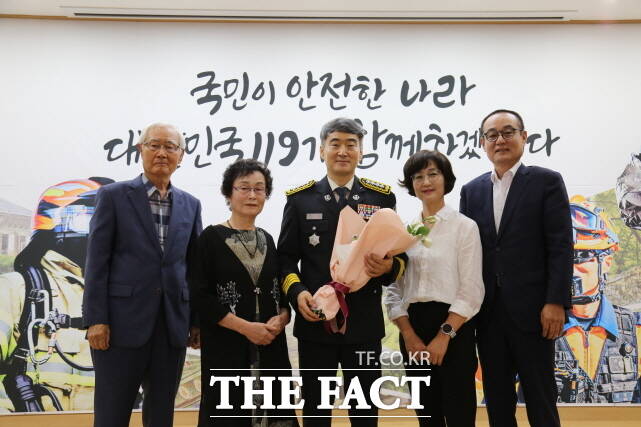 오긍환 공주소방서장이 1일 취임식을 갖고 기념촬영을 하고 있다. /공주소방서