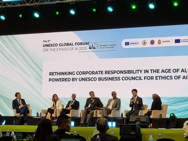 김명신 LG AI연구원 정책수석(오른쪽에서 2번째)이 지난달 26일 태국 방콕에서 열린 유네스코 AI 윤리 글로벌 포럼에서 글로벌 AI 거버넌스를 위한 민간 부문 협력에 관해 발언하고 있다. /LG