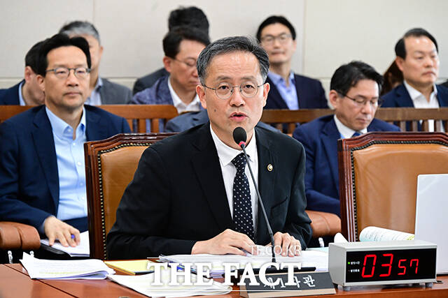 의원 질의 답변하는 이형일 직무대행.