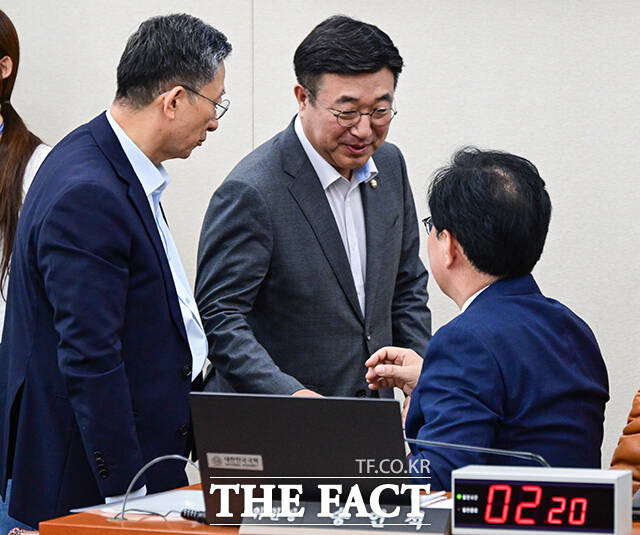 법무부 장관에 지명된 정성호 더불어민주당 의원(왼쪽)과 행정안전부 장관에 지명된 윤호중 더불어민주당 의원(가운데)이 1일 오후 서울 여의도 국회에서 열린 기획재정위원회 전체회의에 참석해 송언석 국회 기획재정위원장과 인사하고 있다. /국회=남윤호 기자