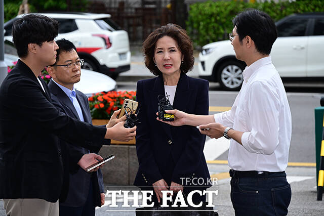 이진숙 사회부총리 겸 교육부 장관 후보자가 6월 30일 오전 서울 여의도 한국교육시설안전원에 마련된 인사청문회 준비 사무실로 출근하며 취재진 질문에 답변하고 있다./남윤호 기자