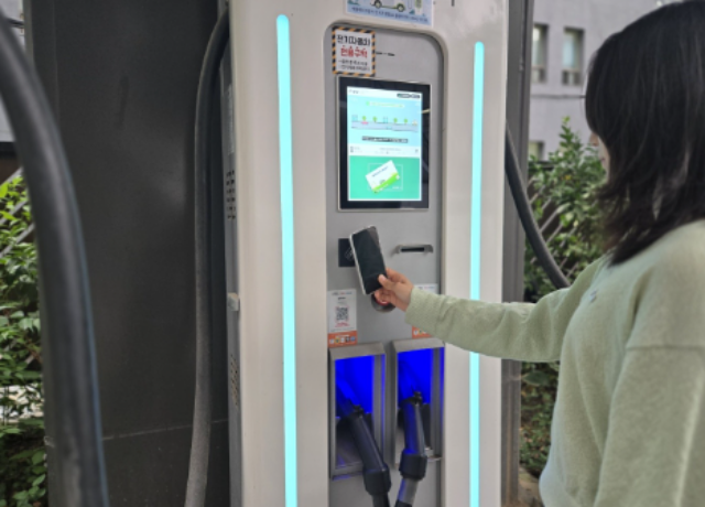 서울시는 국내 최초로 공공전기차 충전소에 대한 티머니 교통카드 기반 간편결제 서비스를 도입한다. /서울시