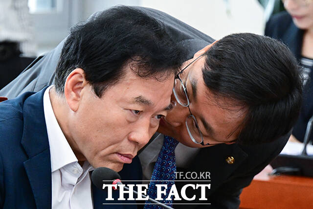 임광현 더불어민주당 의원이 여당 간사 정태호 더불어민주당 의원과 귀엣말을 하고 있다.