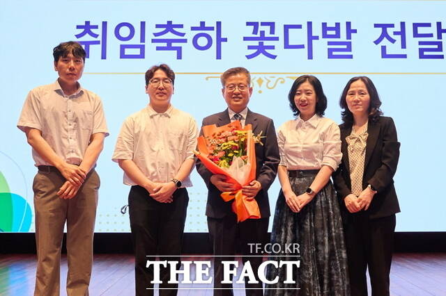 김범수 제21대 아산시 부시장은 1일 시청 시민홀에서 취임식을 개최했다. 사진은 취임축하 꽃다발을 전달 받고 기념 촬영을 하고 있다. /아산시