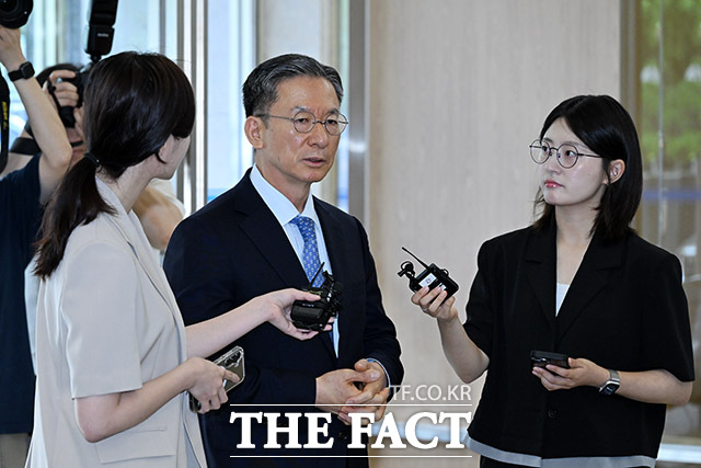 정성호 법무부 장관 후보자가 1일 오전 서울 종로구 적선현대빌딩에 마련된 인사청문회 준비 사무실로 출근하며 취재진의 질문에 답하고 있다./남용희 기자