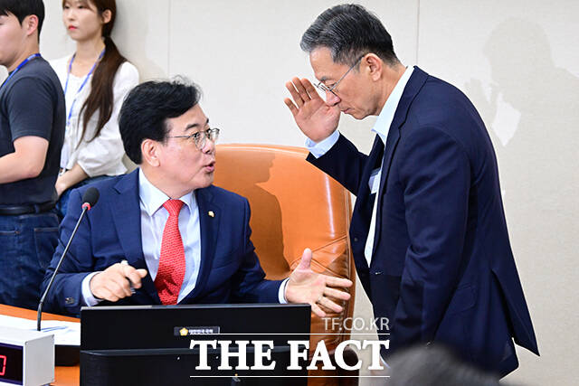 법무부 장관에 지명된 정성호 더불어민주당 의원(오른쪽)이 국회 기획재정위원회 위원장을 맡고 있는 송언석 국민의힘 당대표 겸 직무대행을 만나 인사하고 있다.