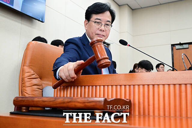 의사봉 두드리는 송언석 국회 기획재정위원장.