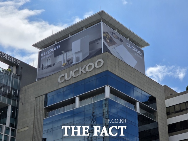 쿠쿠홈시스가 말레이시아 법인 설립 등 해외 사업을 확장해나가는 가운데 렌털업계 경쟁사들에 비해 뒤떨어지는 ESG경영 지표를 개선할 수 있을지 주목된다. 사진은 서울시 강남구 쿠쿠빌딩 전경 /우지수 기자