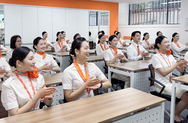 제주항공은 오는 10일까지 채용 홈페이지를 통해 두 자릿수 규모의 신입 객실승무원 지원서를 접수한다고 1일 밝혔다. 제주항공이 올해부터 신입 객실승무원을 대상으로 실시하고 있는 간단한 인사말 및 안전 안내 수어표현 교육. /제주항공