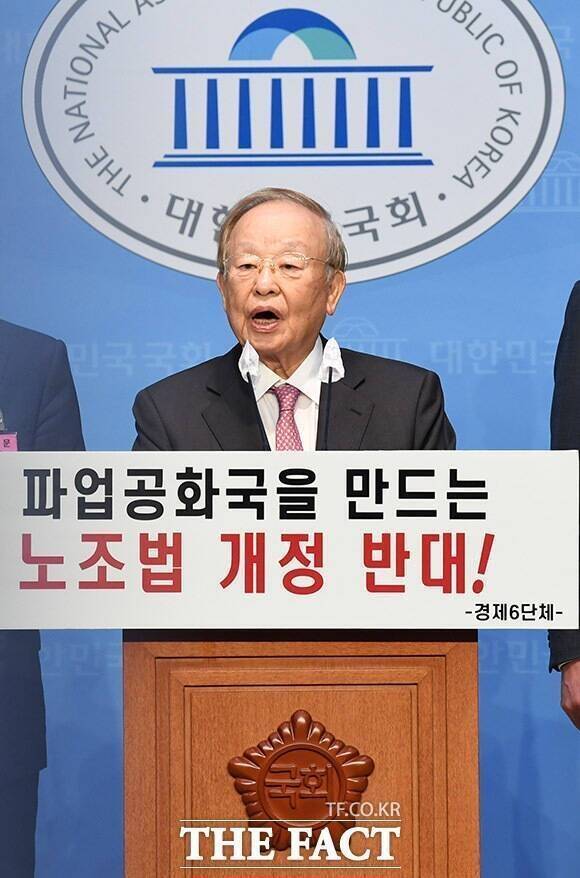 손경식 한국경영자총협회 회장이 지난해 7월 서울 여의도 국회에서 노란봉투법 반대 기자회견을 갖고 있다. /더팩트 DB