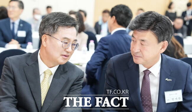 지난달 27일 경기 수원시 경기도경제과학진흥원에서 열린 기우회에서 김동연 경기도지사와 방세환 광주시장이 대화하고 있다./광주시