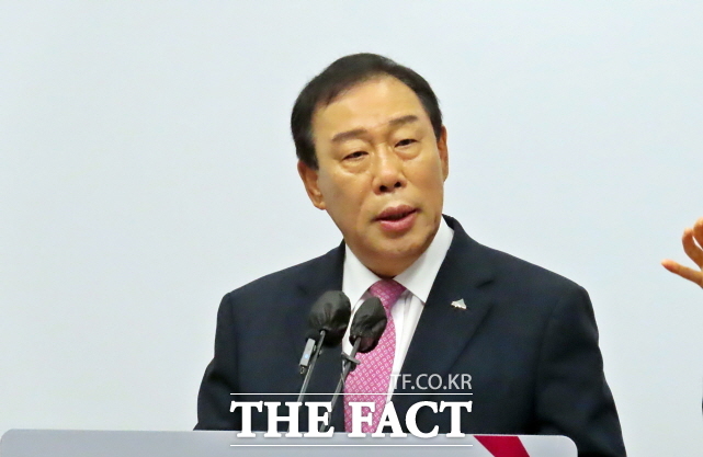 최민호 세종시장이 1일 시청 정음실에서 기자회견을 열고 있다. /김형중 기자