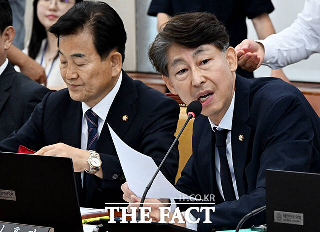 이훈기 더불어민주당 방송콘텐츠특위 위원장(오른쪽)은 공영방송 수신료 제도의 객관성과 투명성 확보를 위해 지역별 시청자 대표들이 참여하는 독립적인 수신료위원회를 설치해 인상·인하 여부 판단과 산정·배분 기준 등을 마련할 필요가 있다고 설명했다./국회=배정한 기자