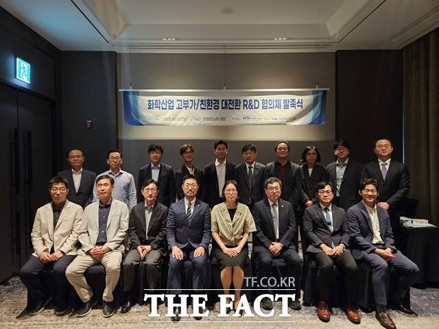 1일 대전 오노마 호텔에서 열린 화학산업 고부가·친환경 대전환 R&D 협의체 출범식 후 한국화학산업협회 관계자들이 사진촬영을 하고 있다. /한국화학산업협회