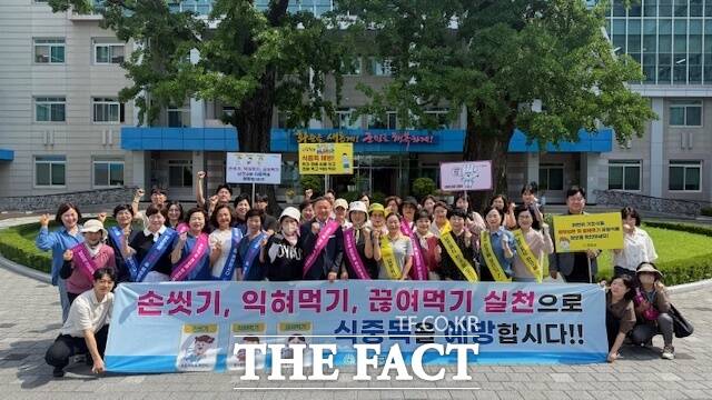 화순군이 식중독 예방 홍보 캠페인을 전개하고 있다./화순군