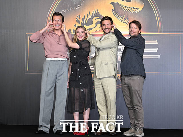 배우 루퍼트 프렌드와 스칼렛 요한슨, 조나단 베일리, 가렛 에드워즈 감독(왼쪽부터)이 1일 오후 서울 종로구 포시즌스 호텔 서울에서 열린 영화 쥬라기 월드: 새로운 시작 기자간담회에 참석해 포즈를 취하고 있다.