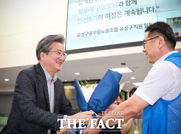 1일 오전 김수영 유성구공무원노동조합 위원장(오른쪽)이 정용래 유성구청장(왼쪽)에게 꽃다발을 전달하고 있다. /대전 유성구