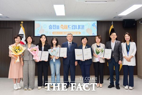 대전 서구의회가 1일 간담회장에서 류옥화 전문위원(오른쪽부터 4번째)의 사무관 임관식과 6~8급으로 각각 승진한 직원 3명에게도 사령장을 수여 했다./대전 서구의회