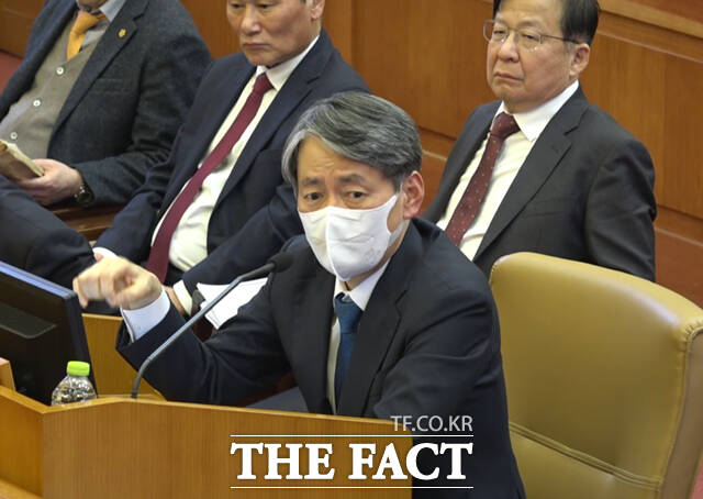 조지호 경찰청장이 서울 종로구 헌법재판소에서 열린 윤석열 전 대통령 탄핵심판 10차 변론기일에 증인으로 출석해 국회 측 질의에 답하고 있다. /헌법재판소