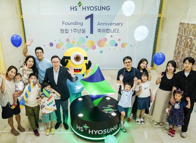 HS효성은 창립 1주년 기념행사를 개최했다고 1일 밝혔다. 사진은 지난달 28일 서울 마포 본사에서 열린 HS효성 패밀리데이에 참석한 조현상 부회장과 직원들. /HS효성