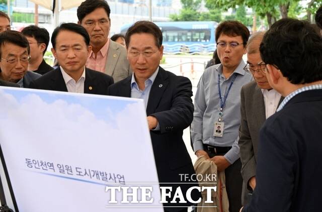 유정복 인천시장이 1일 동인천역 북광장에서 동인천역 일원 도시개발사업을 점검하고 있다. /인천시