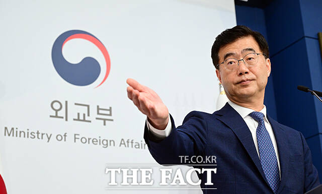 이재웅 외교부 대변인이 1일 오후 서울 종로구 외교부에서 기자들의 질문을 받고 있다. /임영무 기자