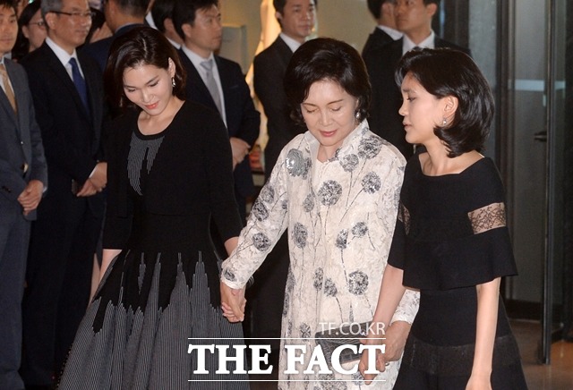 삼성가 세 모녀의 주식담보대출 총액이 1년 사이 76% 늘어 5조원을 넘어섰다. 사진은 이서현(왼쪽부터) 삼성물산 전략기획담당 사장, 홍라희 리움미술관 명예관장, 이부진 호텔신라 사장이다. /더패트 DB