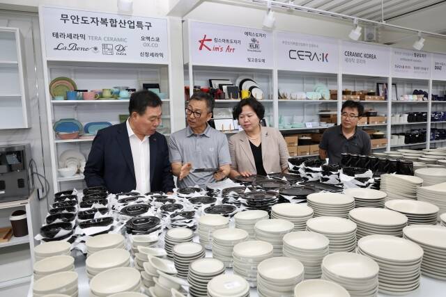 김산 무안군수가 네오세라믹 2공장 도자상품에 관한 설명을 듣고 있다./무안군