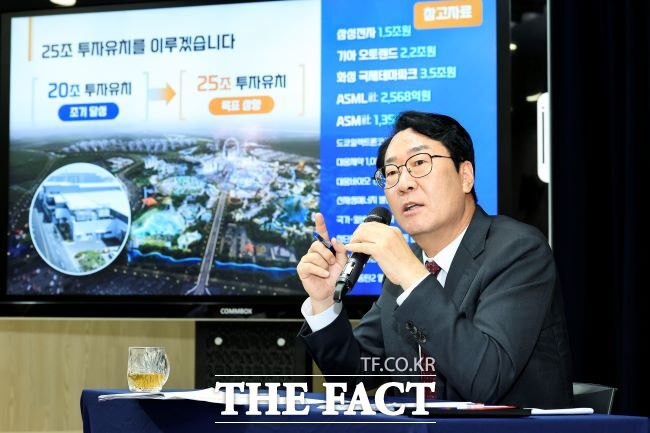 정명근 화성특례시장이 1일 민선8기 3주년 시정브리핑에서 언론인과 질의응답하고 있다. /화성시