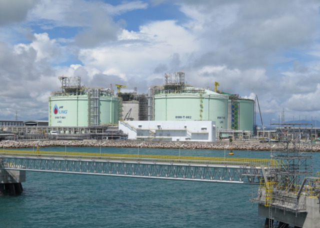 포스코이앤씨는 지난달 30일 태국 방콕에서 태국 걸프 디벨로프먼트와 25만m³의 LNG 탱크 2기, 하역설비, 연 800만톤의 기화 송출 설비를 건설하는 국가 차원의 에너지 인프라 사업에 대한 계약을 체결했다고 1일 밝혔다. 포스코이앤씨가 태국에서 2017년에 준공한 PTT LNG Terminal 2 프로젝트 전경. /포스코이앤씨