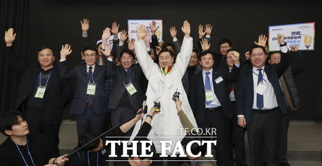 2월 28일 서울 올림픽파크텔에서 열린 대한체육회 대의원 총회에서 2036 하계올림픽 국내 후보 도시로 전북이 최종 선정되자 김관영 전북도지사(가운데)를 비롯한 전북도체육회, 재경향우회 관계자들이 환호하고 있다. /전북도
