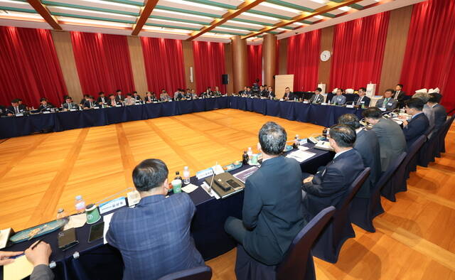 한국수력원자력(이하 한수원) 주요 간부들이 여름철 전력수급 대책 기간을 앞두고, 지난달 30일 안정적인 전력공급을 위해 발전소 안전운영을 다짐했다. /한수원