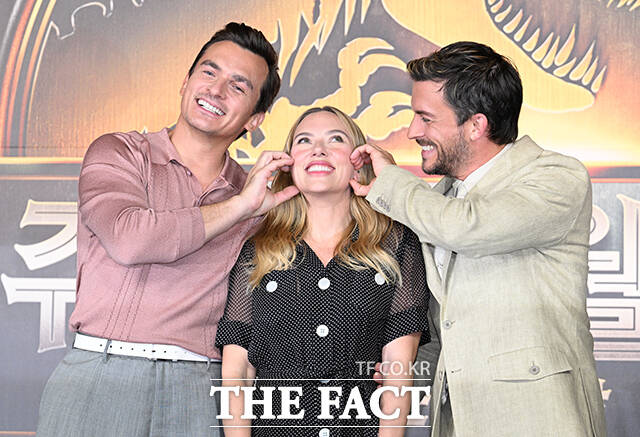 배우 루퍼트 프렌드와 스칼렛 요한슨, 조나단 베일리(왼쪽부터)가 1일 오후 서울 종로구 포시즌스 호텔 서울에서 열린 영화 쥬라기 월드: 새로운 시작 기자간담회에 참석해 포즈를 취하고 있다. /박헌우 기자