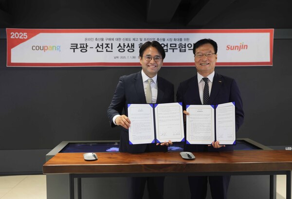 (왼쪽부터) 로켓프레시 이성한 본부장, 선진 이범권 총괄사장이 협약식 후 기념 촬영을 하고 있다. /쿠팡