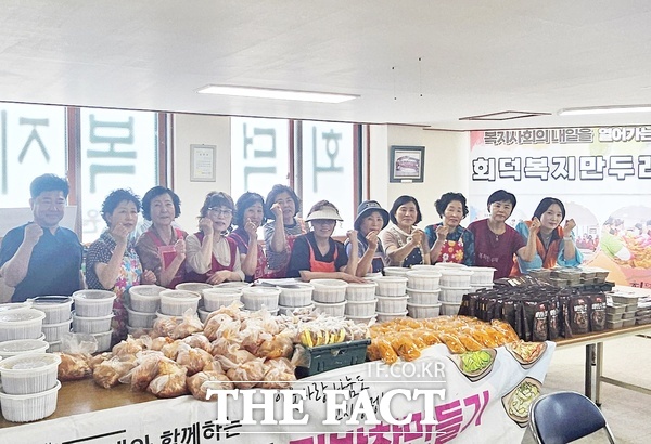 대덕구노인종합복지관 선배시민 자원봉사단인 똑똑온정 봉사단이 1일 지역 취약계층 및 독거노인 93명에게 전달할 밑반찬 만들기 봉사를 진행했다./대덕구노인종합복지관