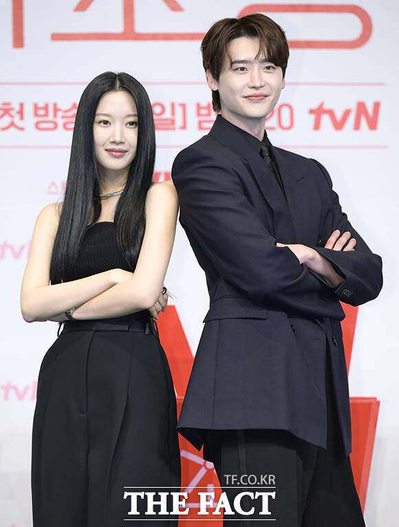배우 문가영(왼쪽)과 이종석이 tvN 새 토일드라마 서초동에서 각각 1년 차, 9년 차 어쏘 변호사로 분해 열연을 펼친다. /장윤석 기자