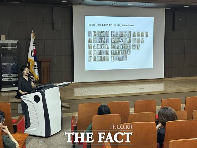 순천대학교에서 이명민의 국악인 초상사진 읽기를 주제로 강연이 진행되고 있다./순천대학교