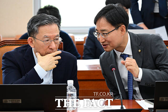 이날 전체회의에 참석한 정성호 더불어민주당 의원과 국세청장에 지명된 임광현 더불어민주당 의원(오른쪽)이 대화하고 있다.