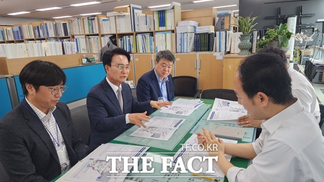 박동식(왼쪽 가운데) 사천시장이 국비 확보를 위해 중앙부처를 방문 지역 현안 사업에 대해 설명하고 있다. /사천시